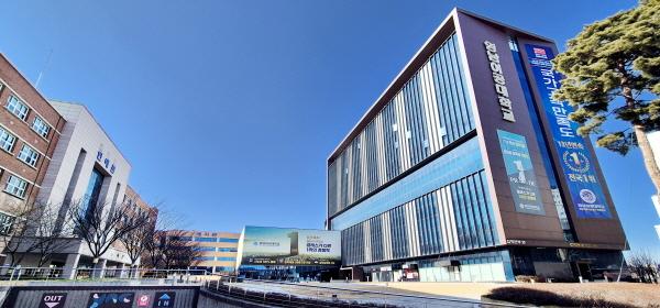 NSP통신-영남이공대학교는 지난 2월 27일 최종 마감한 2026학년도 입시 결과에서 신입생 정원내 2161명, 정원외 456명 등 모집인원 전원이 등록하며 100% 충원을 완료했다. (사진 = 영남이공대학교)