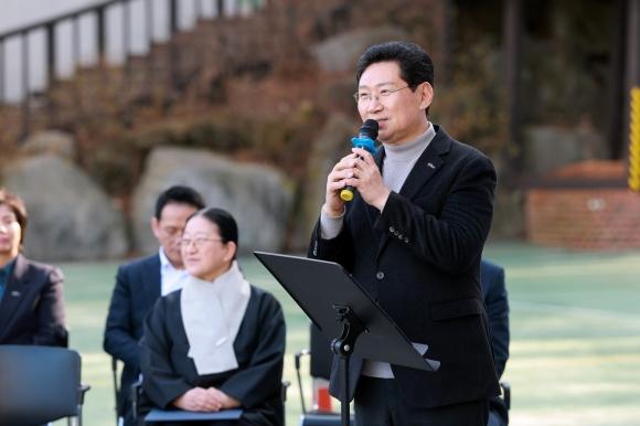 NSP통신-3일 헌산중에서 열린 국제바칼로레아(IB) 인증 현판식에서 이상일 시장이 축사 하는 모습. (사진 = 용인특례시)