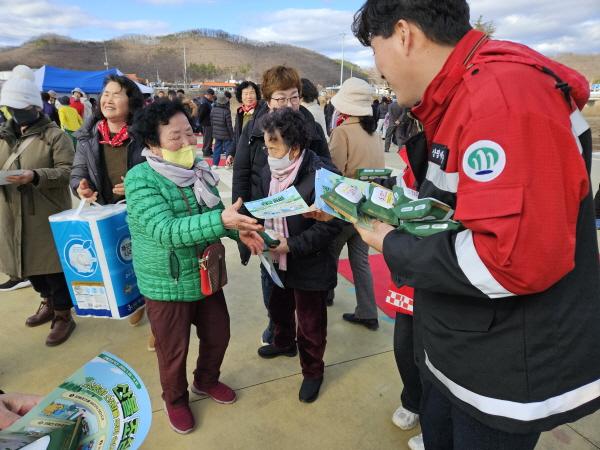 NSP통신-군위군 산불방지대책본부에서는 정월대보름을 맞아 달집태우기 행사장인 의흥면 원산교 둔치에서 팸플릿과 물티슈 등 산불예방 홍보 자료를 배부하는 등 산불예방 캠페인을 시행했다. (사진 = 군위군)