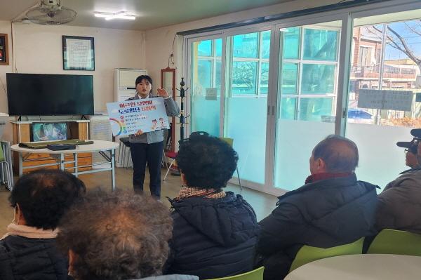 NSP통신-포항남부경찰서는 지난 3일 어르신 대상 도로횡단 5원칙(안전보행)을 안내하며 어르신 교통사고 사례를 통한 교통안전 교육 및 홍보를 실시했다. (사진 = 포항남부경찰서)