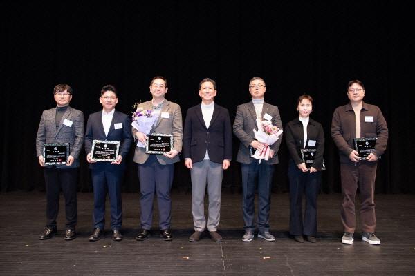 NSP통신-구미시는 제60회 납세자의 날을 맞아 지난 3일 문화예술회관 대공연장에서 2025년도 지방재정 확충에 기여한 성실납세 유공자에 대한 표창을 수여했다. (사진 = 구미시)