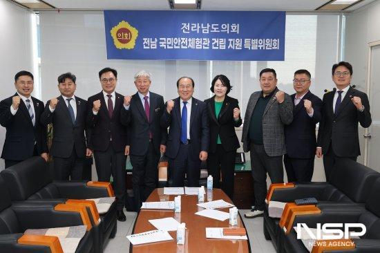 NSP통신-전남 국민안전체험관 건립 지원 특별위원회 기념 찰영 (사진 = 전남도의회도)