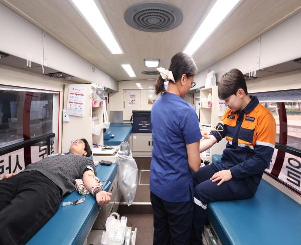 NSP통신-포스코 포항제철소가 지난 4일부터 5일까지 2일간 사랑의 헌혈 캠페인을 실시하며 지역사회 생명 나눔 활동에 동참했다. (사진 = 포스코 포항제철소)