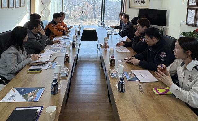 NSP통신-평택시가 평택소방서, 송탄소방서와 화목보일러 화재 예방 활동에 앞서 관련 회의를 하고 있다. (사진 = 평택시)