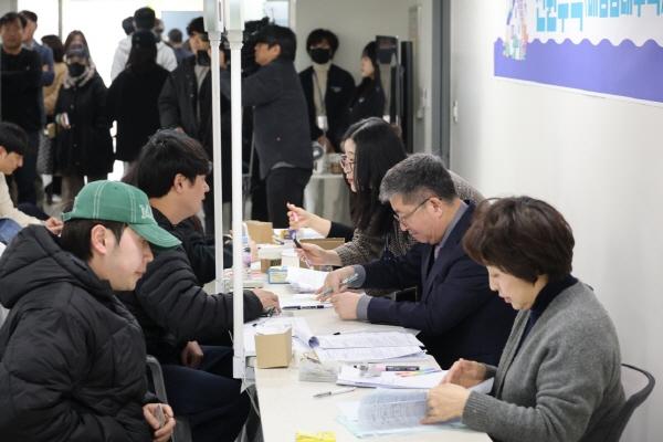 NSP통신-포항시가 청년과 신혼부부의 주거 안정을 위해 추진하는 2026년 포항형 천원주택 예비입주자 모집이 접수 첫날부터 뜨거운 관심 속에 순조로운 출발을 알렸다. (사진 = 포항시)