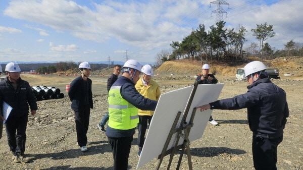 NSP통신-영천시는 지난 4일 금호읍 삼호리 일원에 조성 중인 금호일반산업단지 현장을 찾아 공사 추진상황 점검과 해빙기 안전점검을 실시했다. (사진 = 영천시)