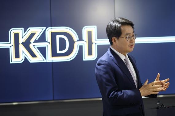 NSP통신-세종시 한국개발연구원에서 김동연 경기도지사가 재정사업평가 분과위원회 참석 후 내용을 설명하고 있다. (사진 = 경기도)