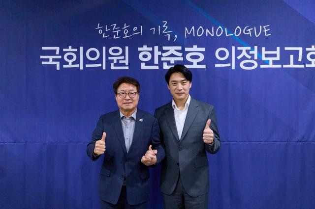 NSP통신-염태영 더불어민주당 국회의원(왼쪽)이 한준호 경기도지사 후보를 지지하고 기념 촬영 하는 모습. (사진 = 한준호 의원실)