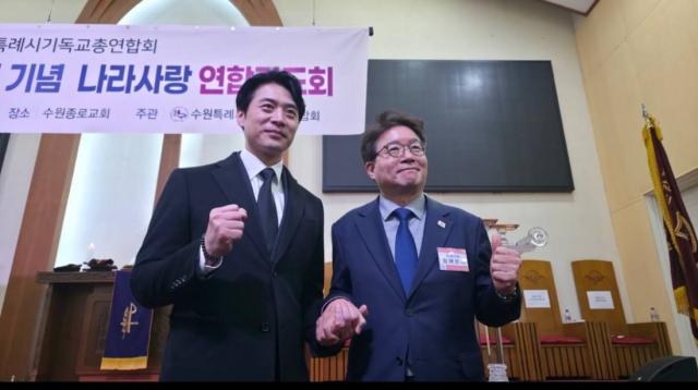 NSP통신-한준호 더불어민주당 경기도지사 후보(왼쪽)와 염태영 국회의원이 화이팅을 외치는 모습. (사진 = 한준호 의원실)