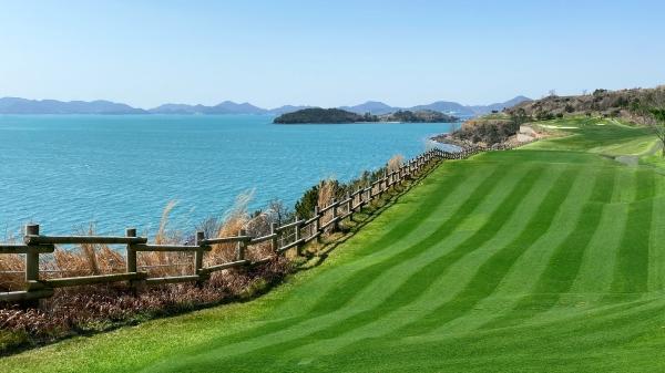 NSP통신-세이지우드 CC 여수경도 금오도 코스 5번홀 한국에서 가장 아름다운 파5 홀로 선정됐다. (사진 = 여수경도)