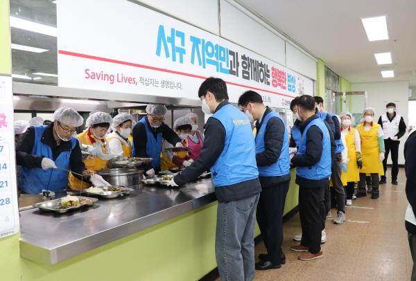 NSP통신-대성에너지는 지난 5일 대한적십자사 대구광역시지사와 함께 대구 서구노인복지관 2층 실버식당에서 무료급식 봉사활동을 실시했다. (사진 = 대성에너지)