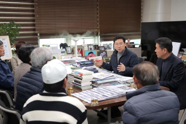 NSP통신-이상일 시장이 용인시양봉연구회 회원들과 양봉산업 활성화를 위한 주요 현안에 대해 논의하고 있다. (사진 = 용인특례시)