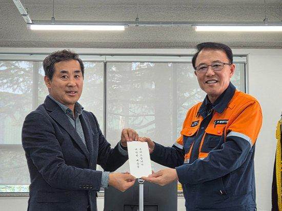 NSP통신-전남드래곤즈 한창호 전력강화실장(좌), 광양기업 황재우 대표(우) 금일봉 전달식 (사진 = 전남드래곤즈남)