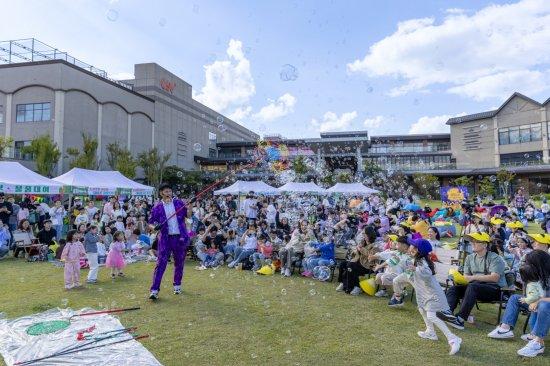 NSP통신-LF아울렛 잔디광장 야외도서관 공원애서 버블쇼 (사진 = 광양시청)