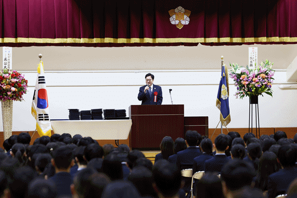 NSP통신-우원식 국회의장이 동경한국학교 중등부 졸업식에서 축사를 하고 있다. (사진 = 국회의장 공보수석실)