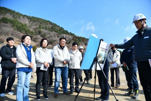 NSP통신-여수시의회 여수세계섬박람회 특별위원회가 섬박람회 주행사장과 화정면 개도 부행사장, 금오도 여가캠핑장 등을 방문했다. (사진 = 여수시의회)