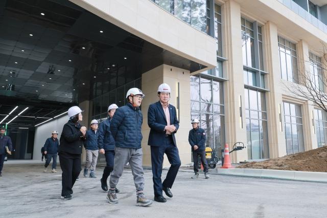 NSP통신-5일 하은호 군포시장이 공약 이행 점검차 현장을 방문한 모습. (사진 = 군포시)