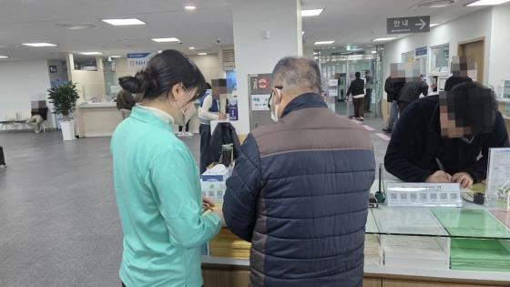 NSP통신-용인 시민이 차량등록사업소 민원웰컴서포터즈의 안내을 받고있다. (사진 = 용인특례시)