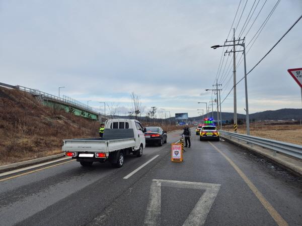NSP통신-포항북부경찰서는 6일 곡강초 외 초등학교 3개소를 방문해 어린이 보호구역 내 교통안전 시설물 점검, 법규준수 홍보 및 스쿨존 주변 숙취 운전 집중단속을 시행했다. (사진 = 포항북부경찰서)