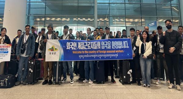 NSP통신-의성군은 지난 4일 2026년 상반기 외국인 계절근로자 708명 가운데 캄보디아 국적 근로자 36명이 첫 단체 입국함에 따라 올해 외국인 계절근로자 운영을 본격화했다고 밝혔다. (사진 = 의성군)