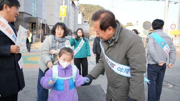 NSP통신-봉화군 초등학교 개학기 맞아 어린이 안전캠페인 실시, 개학기 학교 앞 교통안전 및 약취‧유인 예방 캠페인 추진 (사진 = 봉화군)