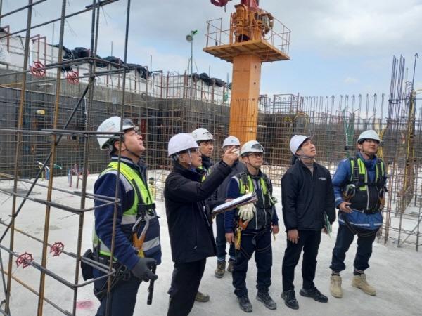 NSP통신-포항시는 해빙기를 맞아 지반 약화 및 구조물 안전사고를 예방하기 위해 오는 13일까지 지역 내 주요 건축공사장을 대상으로 특별 안전점검에 나선다. (사진 = 포항시)