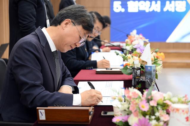 NSP통신-이민근 시장이 안산선 지하화 통합개발사업 추진 업무협약식에서 협약서에 서명을 하고 있다. (사진 = 안산시)