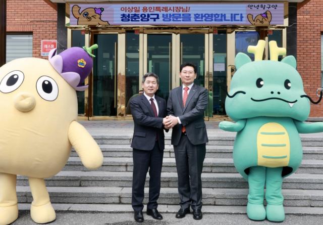 NSP통신-이상일 시장(오른쪽)과 서흥원 군수가 양구군청 앞에서 기념 사진을 찍고 있다. (사진 = 용인특례시)