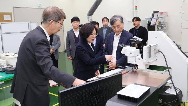 NSP통신-김보라 시장을 비롯한 시 관계자들이 이오테크닉스를 방문해 주요 생산시설과 설비를 둘러보고 있다 사진 안성시