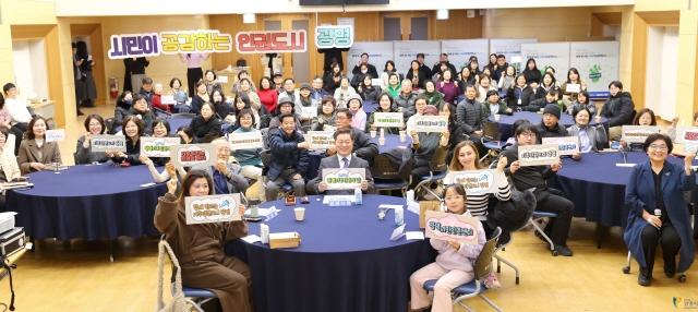 NSP통신-광명시청 대회의실에서 열린 15도 광명 기후인권의 날 선포식에서 박승원 시장이 참석자들과 퍼포먼스 기념촬영을 하고 있다 사진 광명시