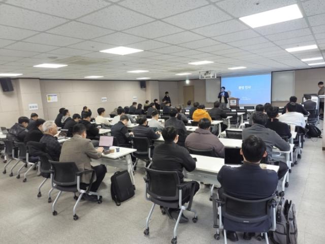 NSP통신-김운학 산업지원본부장이 6일 안산상공회의소에서 열린 안산형 제조 AI안전관리 솔루션 세미나에서 환영인사를 하고 있다 사진 안산시