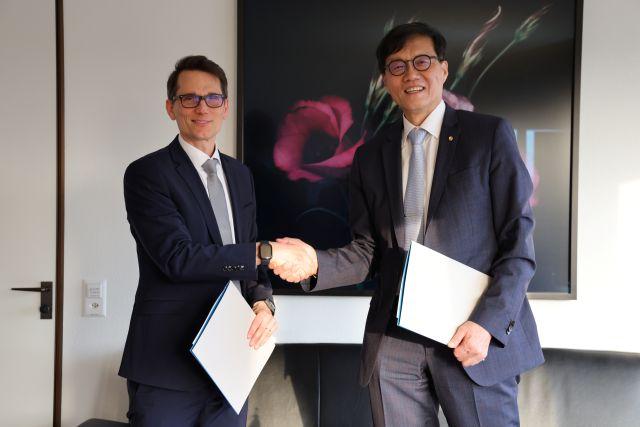 NSP통신-이창용 한국은행 총재(오른쪽)와 마틴 슐레겔 스위스중앙은행 총재(왼쪽)가 스위스 바젤 BIS 본부에서 통화스왑 계약을 갱신하고 기념촬영을 하고 있다. (사진 = 한국은행)