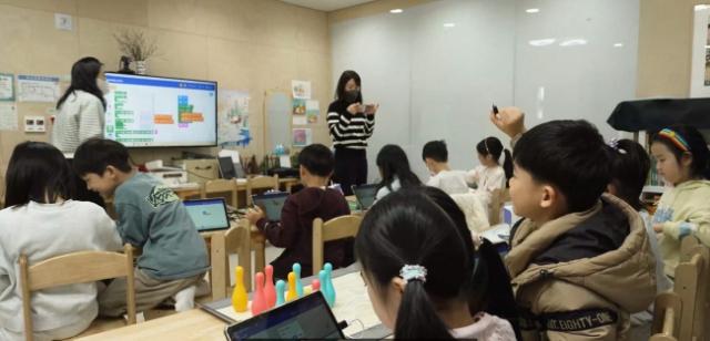 NSP통신-성남시 한 아동돌봄센터에서 코딩로봇 교욱이 이뤄지고 있다 사진 성남시
