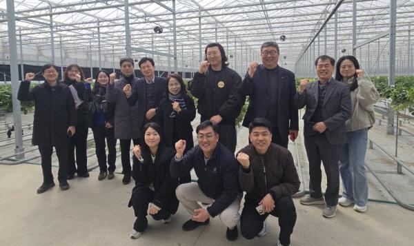 NSP통신-영천시는 현재 운영 중인 지역특화 임대형 스마트팜과 아열대 스마트팜단지가 전국 지자체와 농업인 단체의 벤치마킹 대상지로 주목받고 있다고 밝혔다. (사진 = 영천시)
