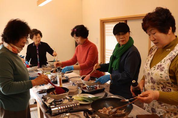 NSP통신-예천군 우리동네 문화샘터 지역 문화 활력소로 우뚝, 단기간 조기 마감되며 뜨거운 열기 확인, 3040 세대 중심의 높은 문화 욕구 충족 및 인근 시·군 생활인구 유입 견인, 일상 공간의 문화적 변신으로 지역 경제 활성화 및 네트워크 형성 일석삼조 효과 (사진 = 예천군)