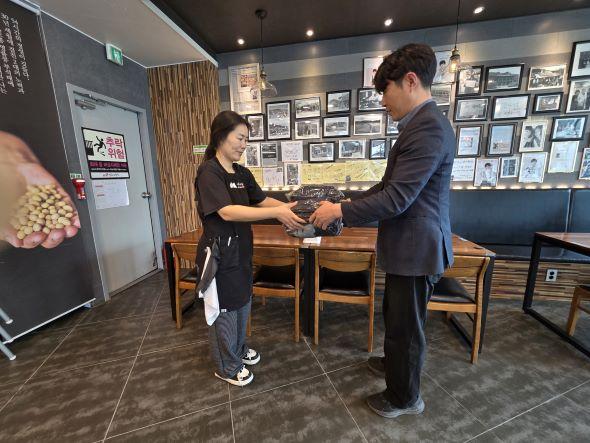 NSP통신-영주맛집 위생복 입고 관광객 맞는다, 영주시 영주맛집 38개소 위생복(앞치마·위생모) 제작·배부, 신뢰받는 외식환경 조성 (사진 = 영주시)