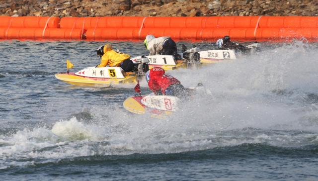 NSP통신-미사경정장에서 출전 선수들이 턴마크를 돌며 접전을 벌이고 있다. (사진 = 국민체육진흥공단)