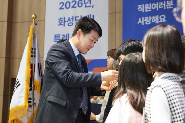 NSP통신-7일 배정수 화성시의회 의장(왼쪽)이 어린이 의원들에게 뱃지를 수여하는 모습. (사진 = 화성시의회)