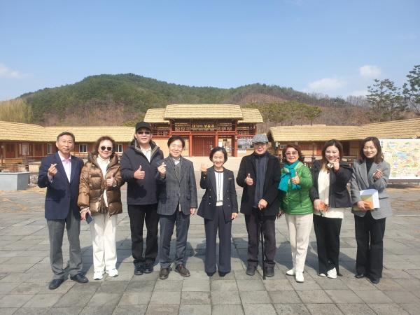 NSP통신-지난 6일 대구국제섬유박람회에 참석한 중국 관계자들이 유네스코 세계유산 도시인 고령군을 방문해 지역의 역사문화 관광자원을 체험했다 사진 고령군