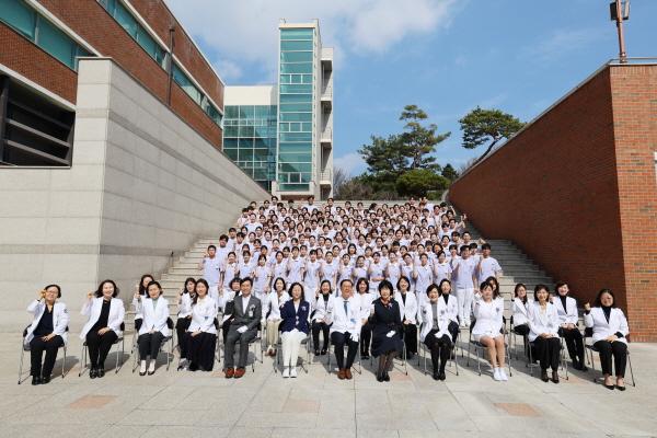 NSP통신-계명대학교 간호대학이 지난 6일 간호대학 존슨홀에서 간호학과 3학년 학생 158명이 간호전문직으로서의 사명과 책임을 다짐하는 나이팅게일 선서식을 개최했다 사진 계명대학교