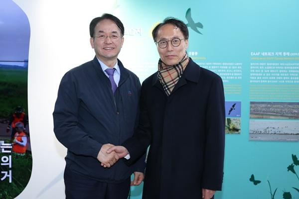 NSP통신-이동환 고양시장좌와 이승환 한강유역환경청장우 사진 고양시