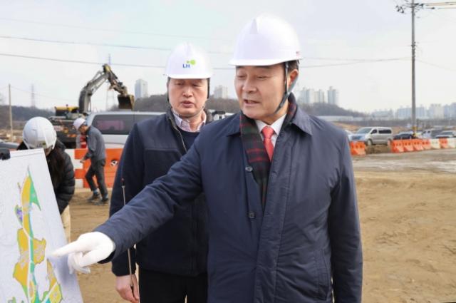 -김성제 의왕시장이 사업 현장을 방문해 추진 현황을 점검하고 있다 사진 의왕시