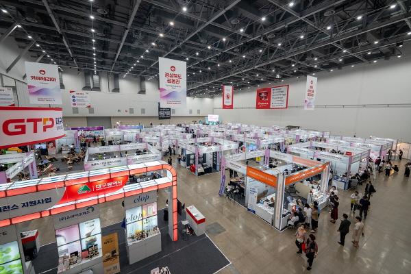 -대구광역시는 영호남권 최대 뷰티 박람회인 2026년 제13회 대구국제뷰티엑스포에 참여할 기업을 오는 5월 31일까지 모집한다 지난해 행사 모습 사진 대구광역시