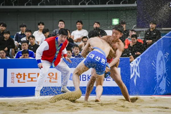 NSP통신-오는 11일부터 17일까지 7일간 문경실내체육관에서 제56회 회장기 전국장사 씨름대회가 개최된다. 지난해 행사 모습