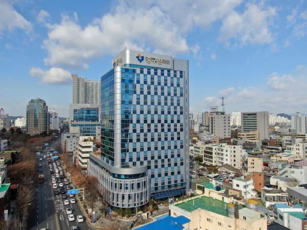 NSP통신-대구 중구는 각 분야에서 구정과 지역 사회 발전에 이바지한 자랑스러운 구민을 발굴하기 위해 중구 거주 주민과 단체를 대상으로 제41회 중구 구민상 수상 후보자를 공모한다. (사진 = 대구시 중구)