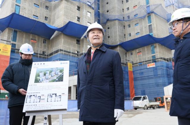 -부곡 지역 주요 사업 현장을 둘러보고 있는 김성제 시장 사진 의왕시