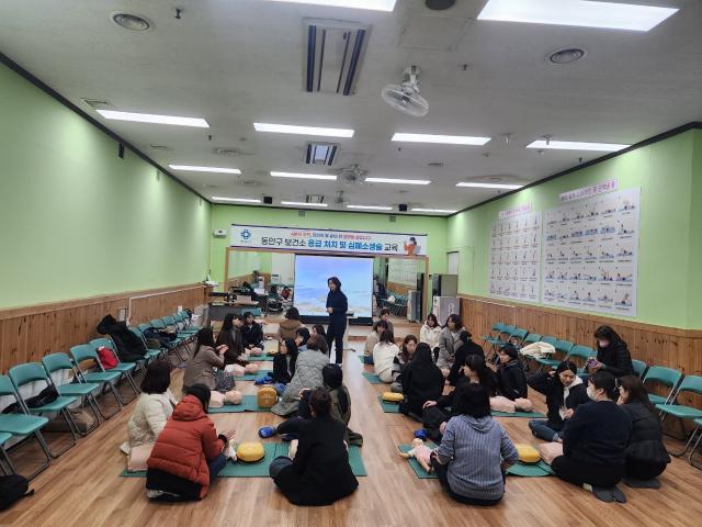 -동안구보건소에서 관내어린이집 보육교사를 대상으로 진행된 심폐소생술 교육 현장 모습 사진 안양시