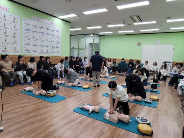-교육참가자들이 심폐소생술 실습을 하고 있는 모습 사진 안양시