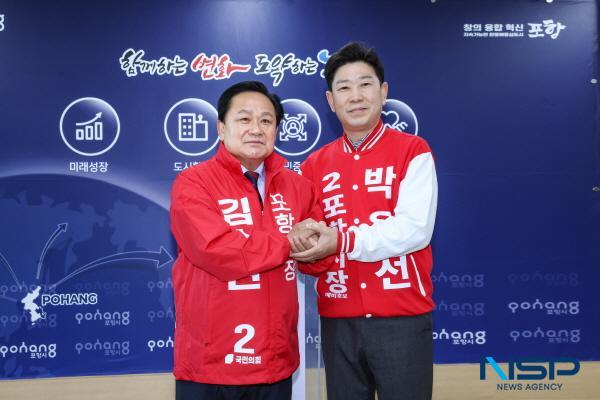 NSP통신-김순견 예비후보(왼쪽)가 박용선 예비후보(오른쪽) 지지를 선언하는 기자회견을 가졌다. (사진 = 조인호 기자)