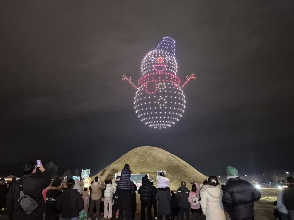 -경주시는 경주 소재 드론 전문기업 리하이가 경상북도가 확대 운영하는 경북국방벤처센터의 신규 국방벤처기업으로 선정됐다고 10일 밝혔다 경주 드론기업 리하이가 선보인 드론 퍼포먼스 사진 경주시